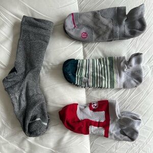 Assorted lululemon sport socks - Gray, White, Red
Size 7-8